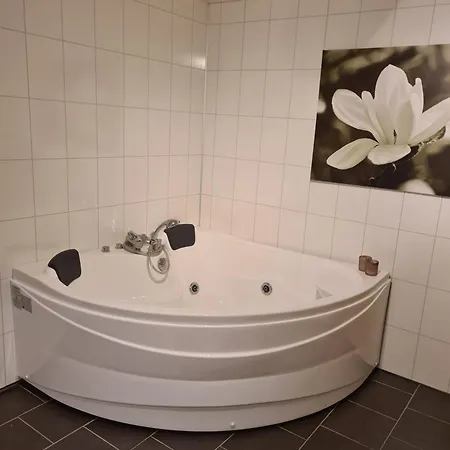 House I Mandal With 5 Bedrooms 度假居 *